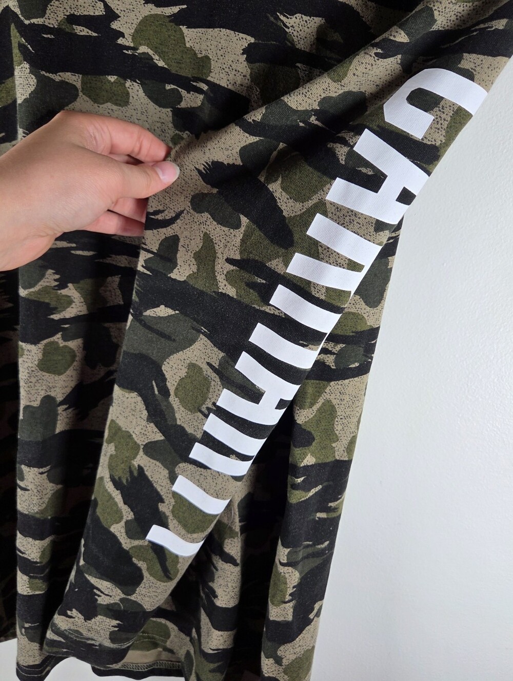 🆕️ Carhartt Women's Camo Long Sleeve Logo Graphic T-Shirt - Picture 5 of 11
